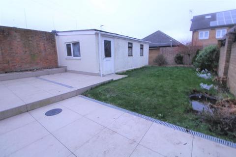 3 bedroom detached house to rent, Friends Avenue, Cheshunt