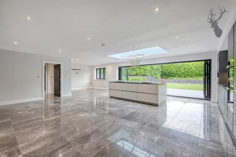 5 bedroom detached house to rent, Luxborough Lane, Chigwell IG7