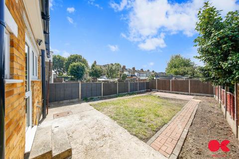 3 bedroom end of terrace house to rent, Hatherley Gardens, East Ham E6