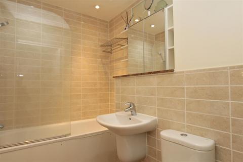 1 bedroom apartment to rent, Windsor Court, Bow, E3