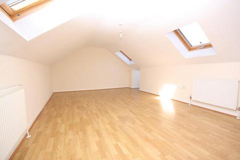 2 bedroom flat to rent, Portland Road, Dorking, Surrey. RH4 1EW