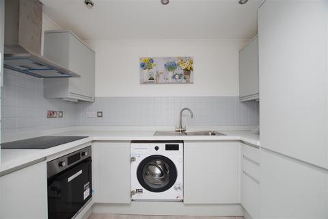 2 bedroom flat to rent, Clarence Street, Swindon SN1