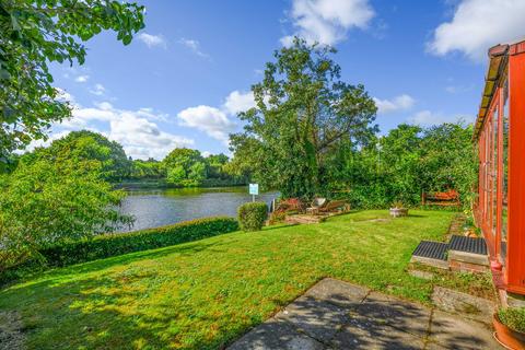 2 bedroom bungalow for sale, Thames Meadow, Shepperton, TW17