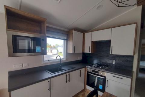 2 bedroom static caravan for sale, Felixstowe Beach, , Walton Avenue IP11