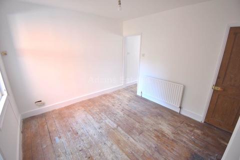 2 bedroom terraced house to rent, York Road, Reading