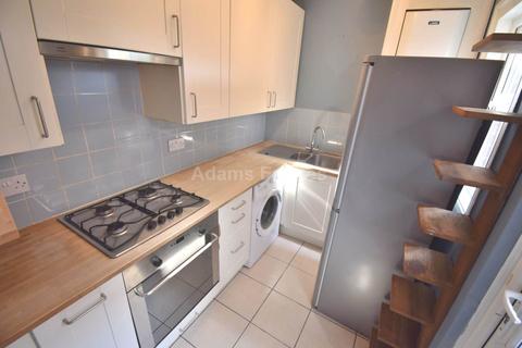 2 bedroom terraced house to rent, York Road, Reading