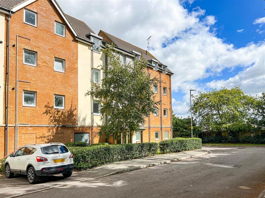 Graduate Court Tudor Crescent, Cosham 2 bed apartment for sale £180,000