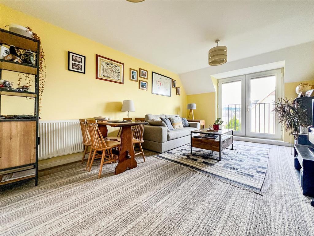 Graduate Court Tudor Crescent, Cosham 2 bed apartment for sale £180,000