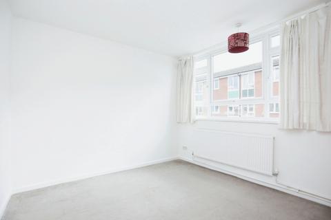 3 bedroom flat to rent, Wythfield Road London SE9