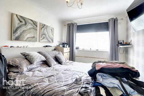 1 bedroom flat for sale, Queen Annes Drive, WESTCLIFF-ON-SEA