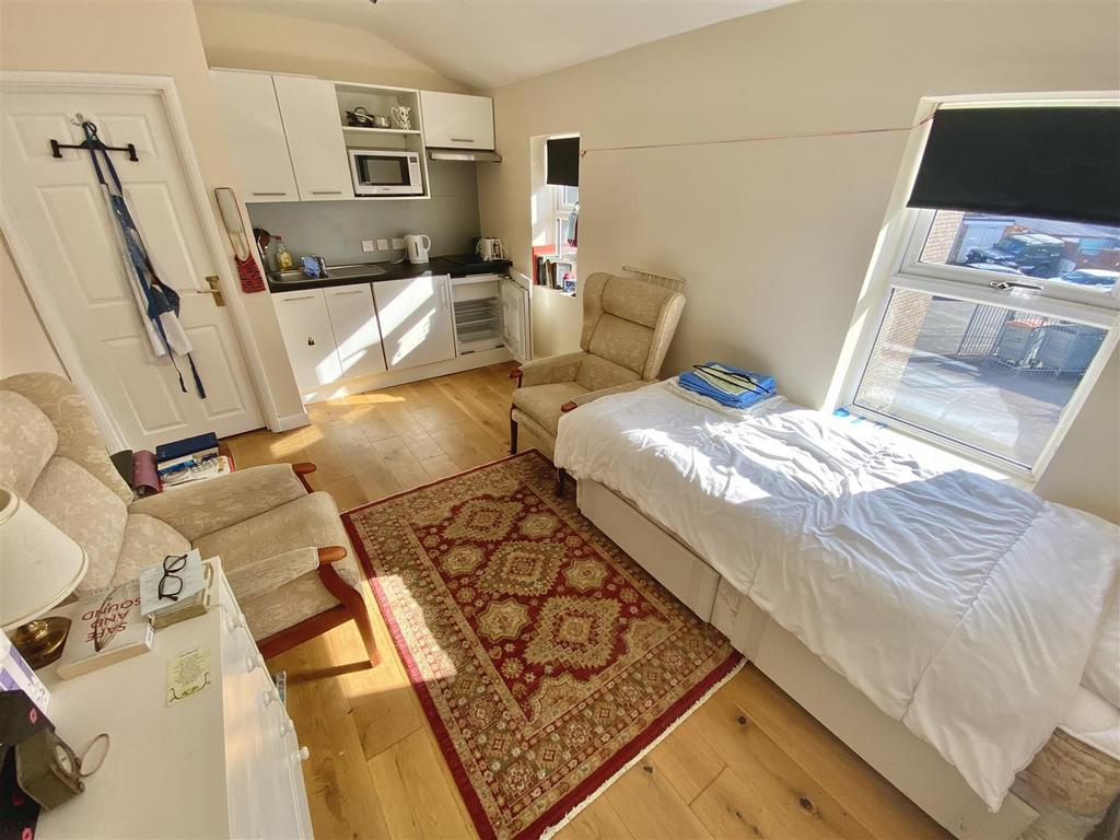 West Parade, Dunstable Studio to rent £700 pcm (£162 pw)