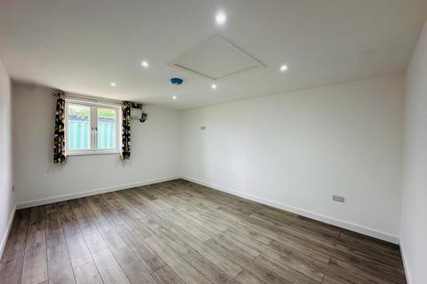 1 bedroom barn conversion to rent, Forest Road, Wokingham, RG40