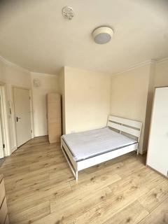 1 bedroom in a house share to rent, Hedge Lane, N13