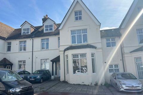 2 bedroom flat to rent, Eversley Court, Bexhill on Sea