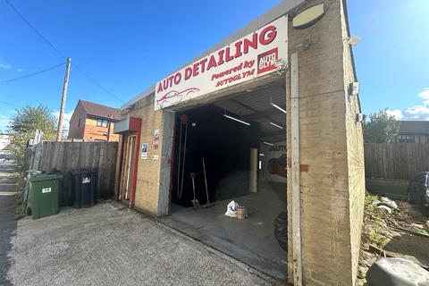 Workshop & retail space to rent, Crossgates Road, Crossgates, lEEDS