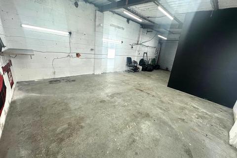 Workshop & retail space to rent, Crossgates Road, Crossgates, lEEDS