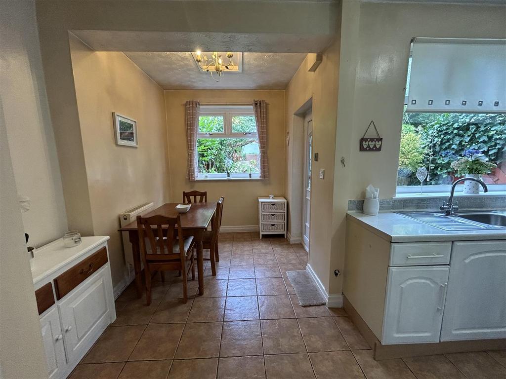 L shaped kitchen diner