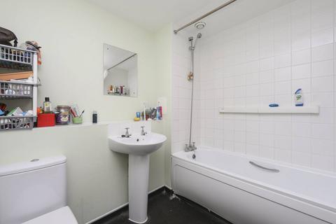 3 bedroom flat to rent, Crawshay Road,, Oval, London, SW9