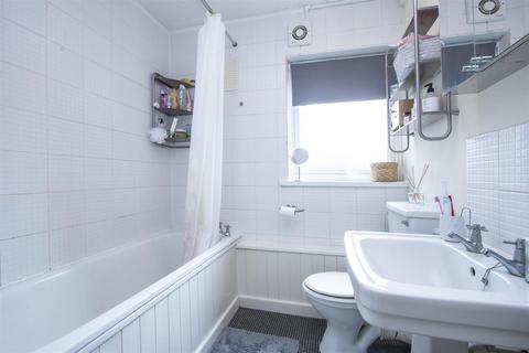 1 bedroom flat for sale, Nantes Close, London SW18