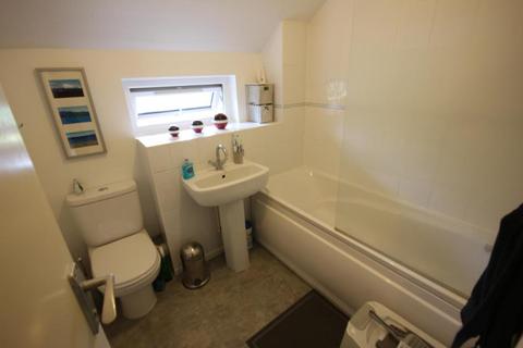 1 bedroom end of terrace house to rent, Upton, Woking GU21