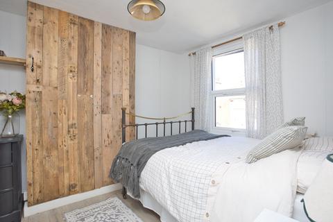 39 East Cliff, Folkestone, CT19 6BU