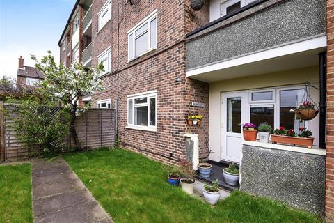 1 bedroom flat for sale, Railway Side, Barnes, London, SW13