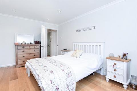 1 bedroom flat for sale, Railway Side, Barnes, London, SW13