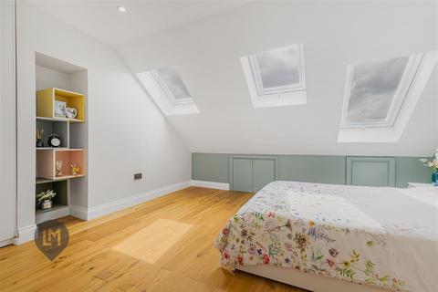 4 bedroom house for sale, Trentham Street, London