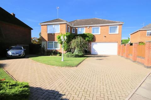 4 bedroom detached house for sale, Blandford Avenue, Luton