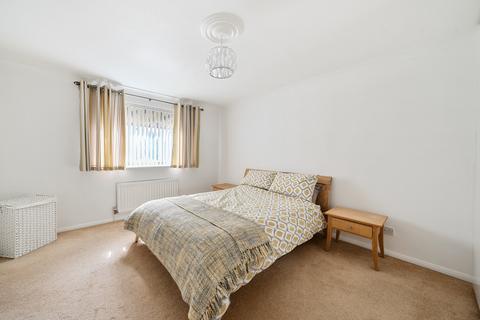 4 Callow Field, Purley, CR8 4DU