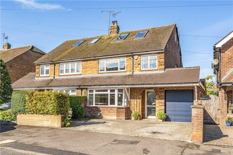 8 Beacon Avenue, Dunstable, LU6 2AD