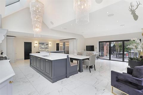 4 bedroom detached house to rent, Treetops View, Loughton IG10