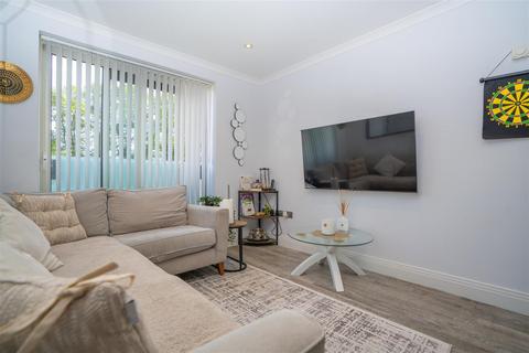 2 bedroom flat for sale, Whitby Road, Slough SL1