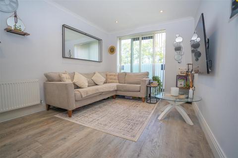 2 bedroom flat for sale, Whitby Road, Slough SL1