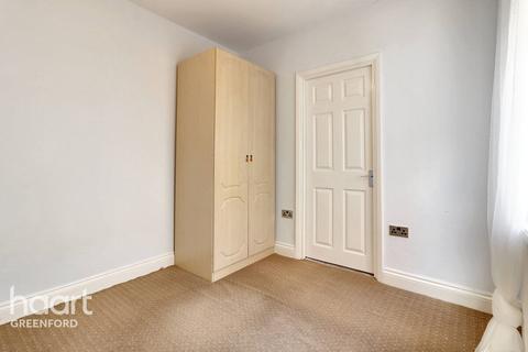 8 Oakfield Gardens, Greenford, UB6 8SD