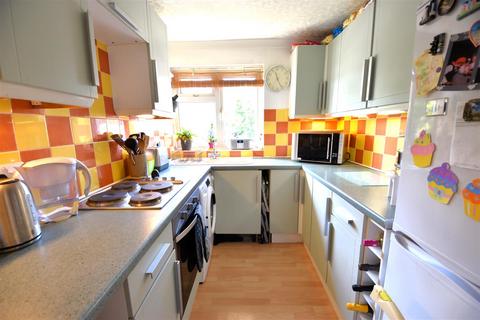 2 bedroom flat for sale, Valley Road, Erith DA8