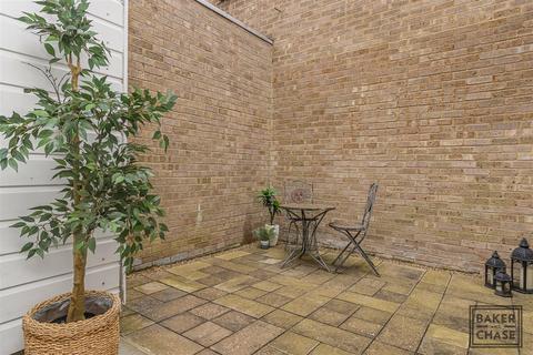 3 bedroom mews for sale, Merridene, London N21