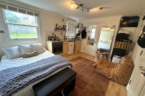 Studio to rent, Ferme Park Road, Crouch End, N8