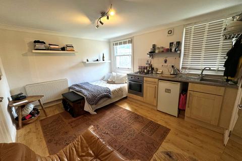 Studio to rent, Ferme Park Road, Crouch End, N8