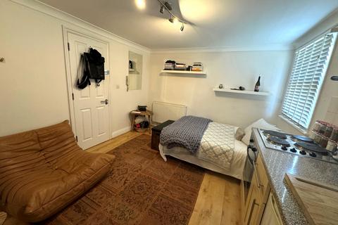 Studio to rent, Ferme Park Road, Crouch End, N8