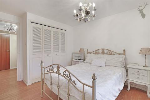 1 bedroom flat for sale, The Ridgeway, London E4