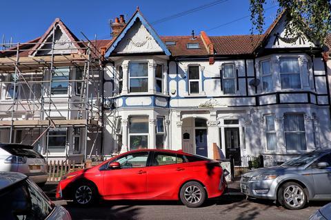 2 bedroom flat for sale, Beedell Avenue, Westcliff-on-Sea, SS0