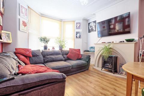 2 bedroom flat for sale, Beedell Avenue, Westcliff-on-Sea, SS0