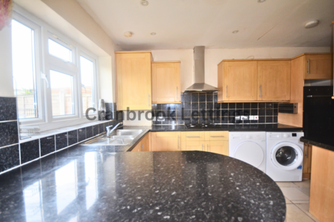 4 bedroom terraced house to rent, Ilford, IG2