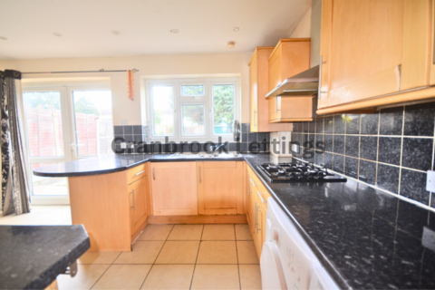 4 bedroom terraced house to rent, Ilford, IG2