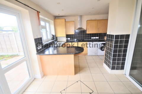 4 bedroom terraced house to rent, Ilford, IG2