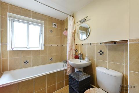 1 bedroom apartment to rent, Tariff Crescent, London, SE8