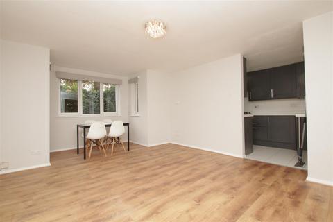 2 bedroom flat to rent, Woodfield Close, Enfield EN1