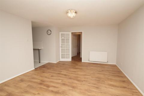 2 bedroom flat to rent, Woodfield Close, Enfield EN1