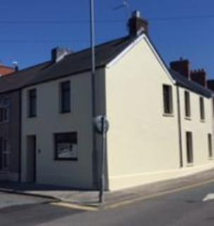 3 bedroom semi-detached house to rent, Dew Street, Haverfordwest